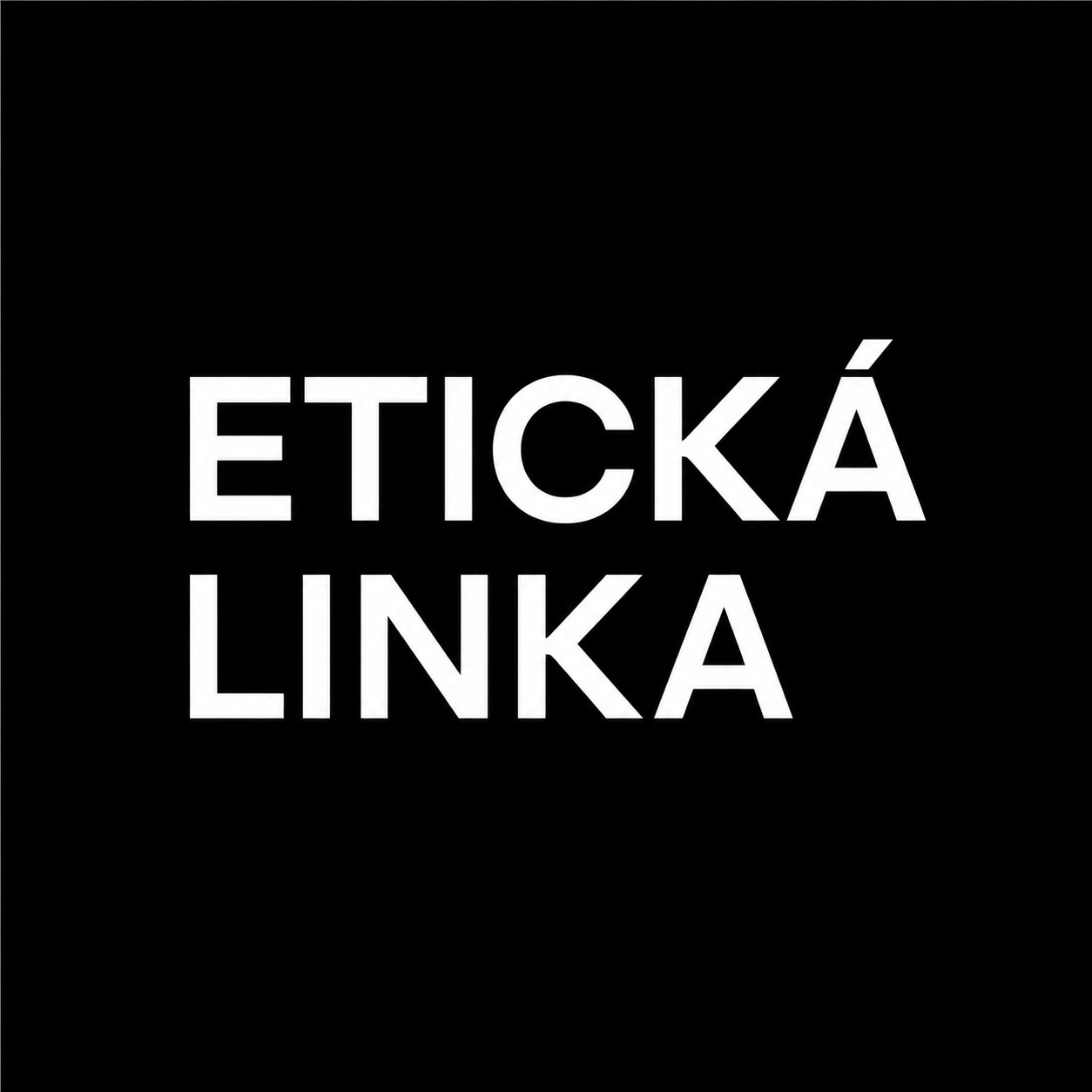 Světlý obývací pokoj s béžovým křeslem, stojací lampou, bílým stolkem a zelenými dekoracemi.